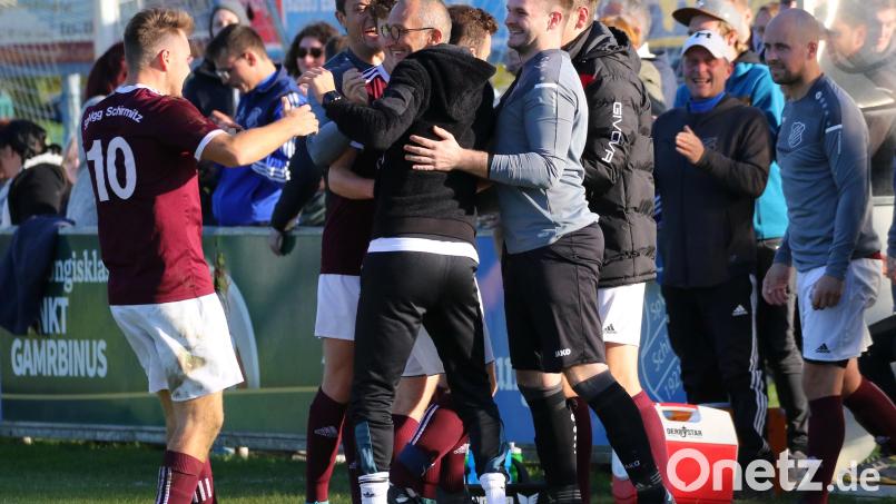 Jubel, Trubel, Heiterkeit: Spieler und Trainer Turan Bafra (Mitte) feiern den Schirmitzer 2:1-Sieg über den FC Vorbach. Bild: Dieter Jäschke