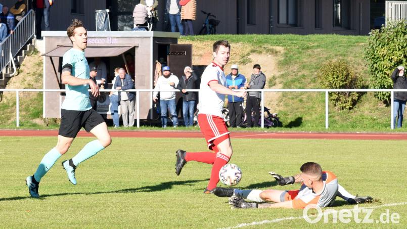 Die SpVgg Wiesau besiegte den ASV Waldsassen mit 1:0. In dieser Szene scheitert der Wiesauer Kapitän Lars Saller (Mitte) an Torwart Jan Altrock, links Florian Burger. Bild: gb