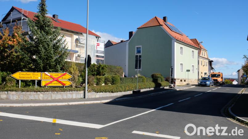 Überlastet sind derzeit die Ortsdurchfahrten in Kirchenthumbach. Die B 470-Umleitung über die Eschenbacher Straße wird nur teilweise genutzt. Viele Kraftfahrer nutzen &quot;Schleichwege&quot;, was zu Beschwerden von Anliegern und Fußgängern führt. Bild: do