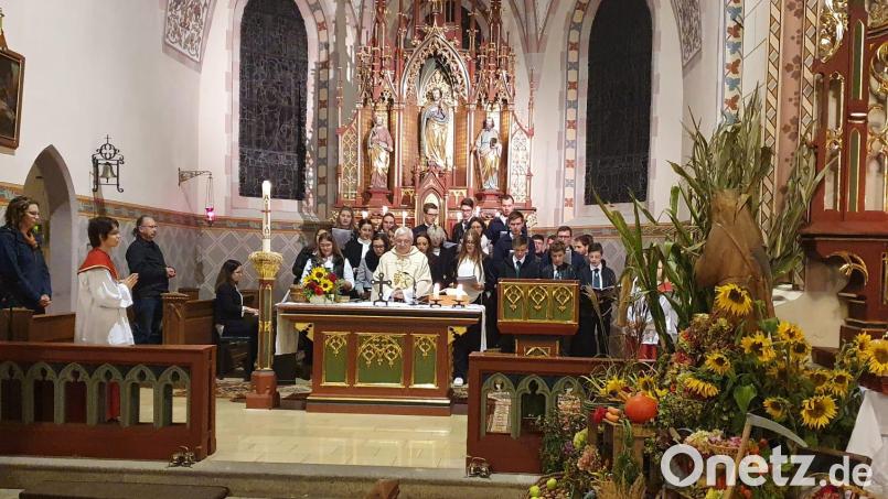 Die Jugendlichen gestalten den Gottesdienst in Kulz mit. Bild: amö