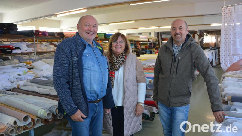 Bernhard Friedl, seiner Frau Gerlinde Friedl und Alexander Friedl (von links) fällt es nicht leicht, die Firma Gardinen Friedl nach 59-jähriger Betriebstätigkeit zu schließen. Bild: jr