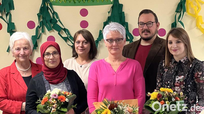 Der AWO-Kindergarten &quot;Kunterbunt&quot; feiert seine Betriebsjubilarinnen Miriam El Haj, Jana Apfelbacher und Rebecca Pscherer (vorne, von links). Auch Hilde Zebisch für den AWO-Ortsverein, Alexandra Richtmann für die Einrichtung und Fabian Kopp (hinten, von links) im Namen des Bezirksverbands gratulieren. Bild: R. Kreuzer