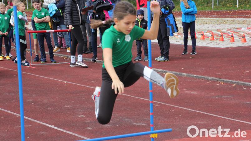 Madeleine Schmidt (ATSV Tirschenreuth) beim Hoch-Weitsprung. Bild: kro