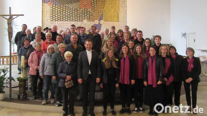 Kapellenverein und der Chor &quot;Ganz und Gar&quot; wollten die Verbindung nicht abreißen lassen und besuchten Parrer Josef Fischer in Selb. Bild: Becher/exb