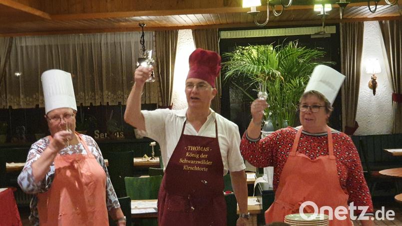 Unterstützt von zwei Assistentinnen aus dem Verein &quot;Feuerhof on Tour&quot;, gibt Thomas Volk in einem Seminar die Geheimnisse der Schwarzwälder Kirschtorte preis. Bild: exb