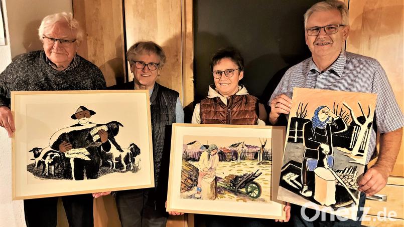 Alois und Maria Baumer (von links) sowie Anita und Josef Drexler zeigen die in Familienbesitz befindlichen Werke mit Motiven, wie sie Michel Wagner in seiner Jugendzeit in Muschenried erlebte. Bild: lg