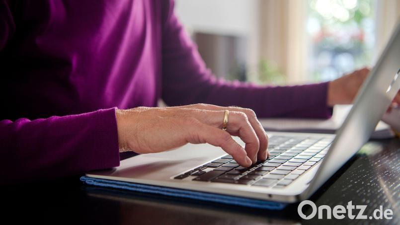 Im Internet surfen: Für neun Vodafone-Kunden in der Bayreuther Straße ist dies momentan ebenso wenig möglich wie über das Festnetz zu telefonieren oder fern zu schauen. Grund für den Ausfall ist eine Störung, an deren Behebung Vodafone nach eigenen Angaben aktuell arbeitet. Symbolbild: Finn Winkler/dpa