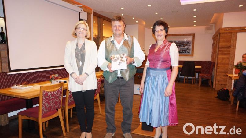Kreisbäuerin Sabine Schindler (rechts) und ihre Stellvertreterin Manuela Pronath (links) zeichneten unter anderem den ehemaligen stellvertretenden Kreisobmann Johann Hahn aus. Bild: Josef Wittmann/exb