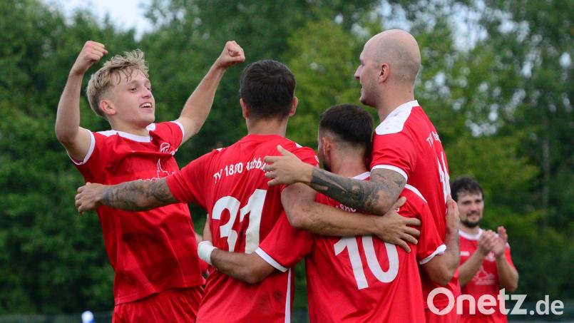 Die Spieler des TV Nabburg jubeln. Dies ist eine Szene aus dem Spiel gegen Schmidgaden Ende August. Auch am Sonntag gegen den 1. FC Schwarzenfeld gab es nur fröhliche Gesichter. Bild: ham