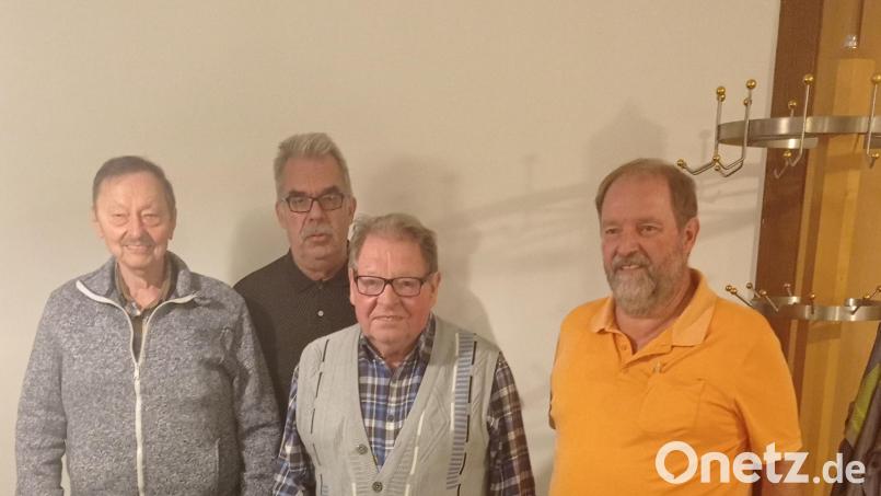 Karl-Heinz Lehner, Karl Lehner, Anton Heindl und Christoph Pürner (von rechts) werden auch in den nächsten vier Jahren die Geschicke des Wandervereins Kemnath leiten. Bild: jzk