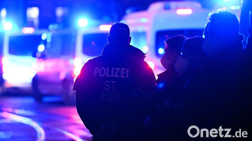 Bei Ansbach läuft Fahndung nach einem bewaffneten Täter, der einen Mann erschossen haben soll. Symbolbild: Hendrik Schmidt/dpa