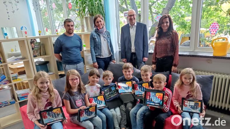 Große Freude haben die Mädchen und Jungen der Grundschule Waldershof mit ihren neuen Tablets. Mit im Bild (hinten, von links) EDV-Betreuer Deniz Fritsch, Schulleiterin Johanna Reger, Michael Schultes und Bürgermeisterin Margit Bayer. Bild: fpoz