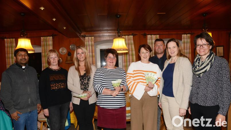 Erstmals ist Pater John Galli (links) bei der Jahreshauptversammlung des Katholischen Frauenbundes Pleystein dabei. Vorsitzende Annemarie Woppmann (Zweite von links) überreicht eine Spende mit jeweils 500 Euro an Andrea Schraml, Caroline Schmidt für das Hospizzentrum St. Felix Neustadt, Frances Mathew und Dr. Kristin Bergau für die Palliativstation der Kliniken Nordoberpfalz und Beate Schuch für den Kindergarten St. Elisabeth Pleystein (von links). Bild: bey