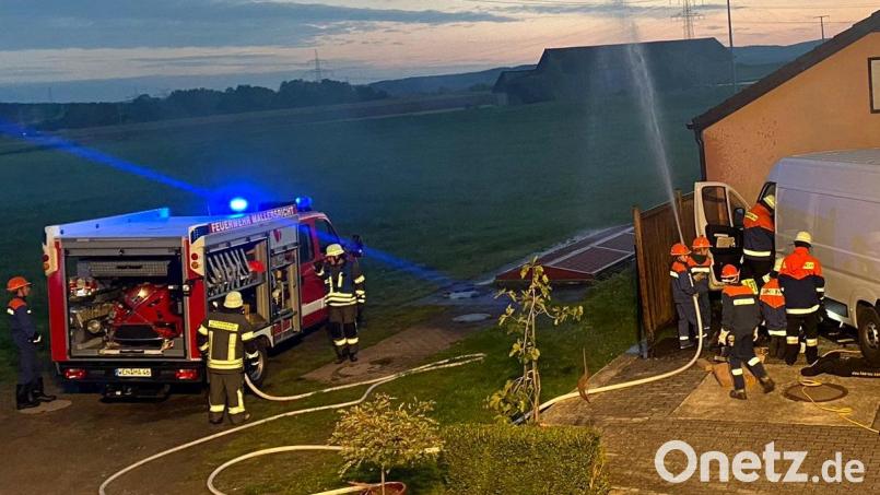 Über 50 junge Feuerwehrler nehmen an der gemeinsamen Übung der Jugendfeuerwehren der Stadt Weiden teil. Es muss Hand in Hand gearbeitet werden, um die beiden Übungsbeispiele zu bewältigen. Bild: R. Kreuzer