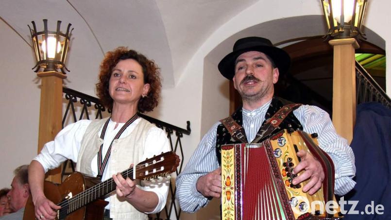 Beim Kirwaaaussingen nahm die Hirschauer Feieraoumdmuse mit Sepp und Anette Strobl das Stadtgeschehen aufs Korn. Sie avancierten mit zu den bekanntesten Coupletsängern der Oberpfalz. Archivbild: u