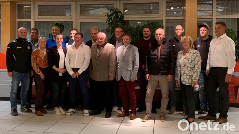 Vorsitzender Christian Liebl (rechts) und Zweite Bürgermeisterin Gabi Wittleben (vorne, Zweite von links) ehrten (vorne, von links) Matthias Kurz, Nathalie Fleischmann, Günter Luber, Heinrich Ackermann, Konrad Mauderer, Erwin Schäffler und Gabriele Beck sowie (hinten, von links) Thomas Schießl, Markus Gsödl, Günter Irlbacher, Ernst Röhl, Philipp Götz, Oliver Schäffler und Stefan Ostler. Bild: Sylvia Beck/exb