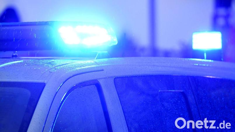 Blaulichter leuchten auf dem Dach eines Polizeifahrzeugs. Bild: Carsten Rehder/dpa/Symbolbild