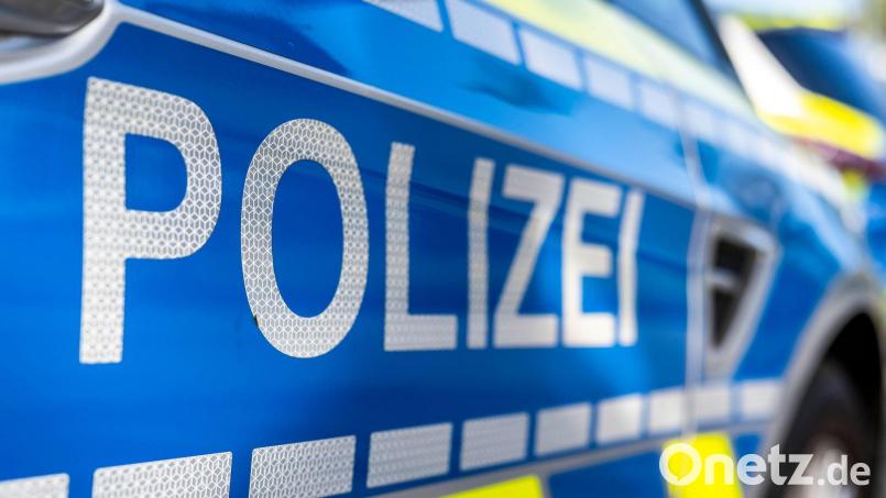 An der Tür eines Streifenwagens steht der Schriftzug „Polizei“. Symbolbild: David Inderlied/dpa