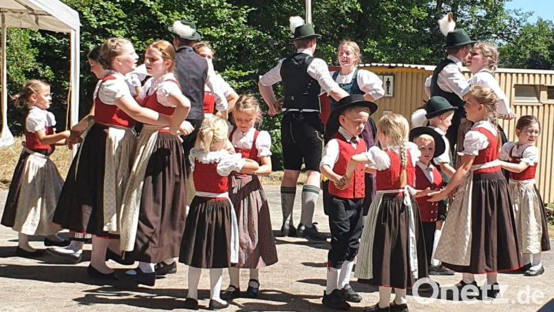 Ob Sternpolka, Mühlbou oder Marschierboarischer - bei den Friedrichsberglern aus Trisching kommt kein Tanz zu kurz. Ohne ihren Nachwuchs geht es nicht. Bild: mab