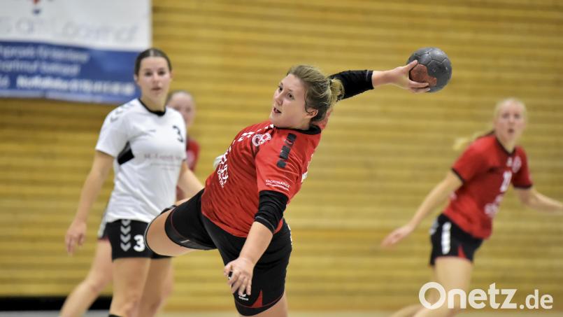 Tamara Böhm vom HC Sulzbach erzielt in dieser Szene unbedrängt am Kreis einen Treffer für ihre Mannschaft. Bild: Hubert Ziegler