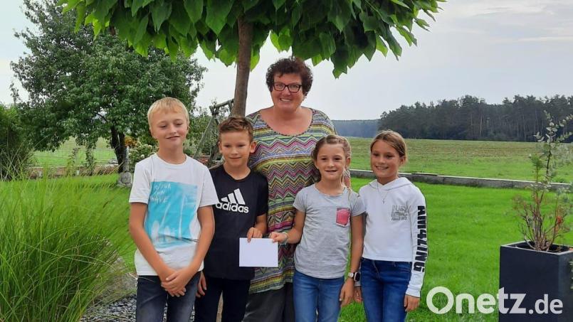 Die vier Spender (von links), Florian Tröster, Johannes Liegl, Lena Potyka und Emma Reinwald, mit Karin Borchers vom Kinderpalliativteam Bild: Klinikum/Tröster/exb