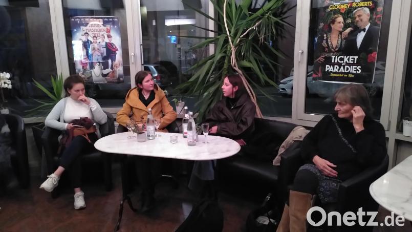 Das Ruder rechtzeitig noch herumreißen: Das ist der Impuls, der vom Film „Everything will change&quot; ausgeht. Bei den Weidener Filmgesprächen diskutieren darüber mit dem Publikum: (von links) Moderatorin Kerstin Manner, Corinna Loewert, Sarah Gebert und Hilde Lindner-Hausner. Bild: Hans Bräuer/exb