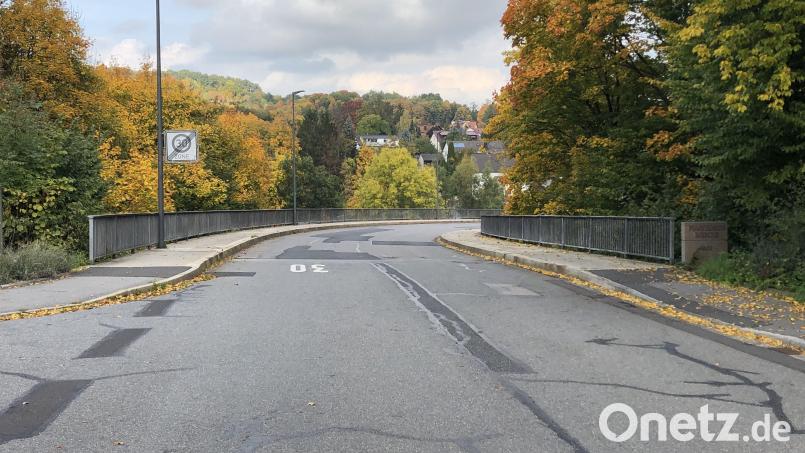 Die Generalsanierung der im Jahr 1982 gebauten Maintenon-Brücke im Stadtteil Rosenberg ist für das Jahr 2024 angedacht. Salzwasser hat hier massive Schäden an den Gehsteigkappen und an der Bewehrung verursacht. Die Kosten dafür dürften sicher im Millionen-Euro-Bereich liegen. Bild: Andreas Royer