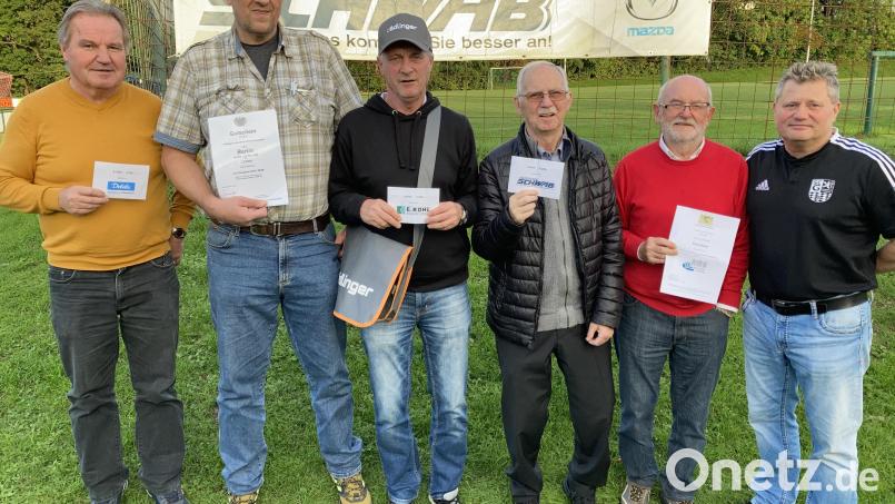 Die Gewinner des Preisschafkopfs (von links), Hans Götz, Robert Weyh, Gerhard Holler, Horst Gilg und Hans Ott mit Vorsitzendem Konrad Singer. Bild: Förderverein SC Germania/exb