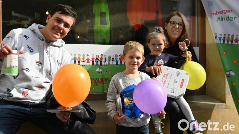 Die Sieger des Luftballonwettbewerbs der Organisation „Amberger helfen Kinder“ (von links): Paul Sandner, Max Gruber, Miroslava Honcharenko sowie Katharine Ostermann, die sich leidenschaftlich bei „Amberger helfen Kinder“ engagiert. Bild: gf