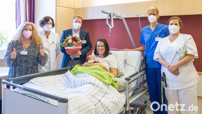 Stationsleiterin Ute Hilpert, Chefärztin Dr. Susanne Merl, Geschäftsführer Dr. Martin Baumann, Hebamme Christiane Hinum und Kinderkrankenschwester Gloria Dollinger (von links) gratulieren der Mutter Christina Graf. Bild: Michael Vogl/exb