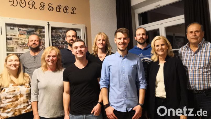 Die Dorfgemeinschaft Miesbrunn ist nach den einstimmigen Neuwahlen wieder gut für die Zukunft aufgestellt und bereit sich für ihren Ort einzubringen. Bild: bey