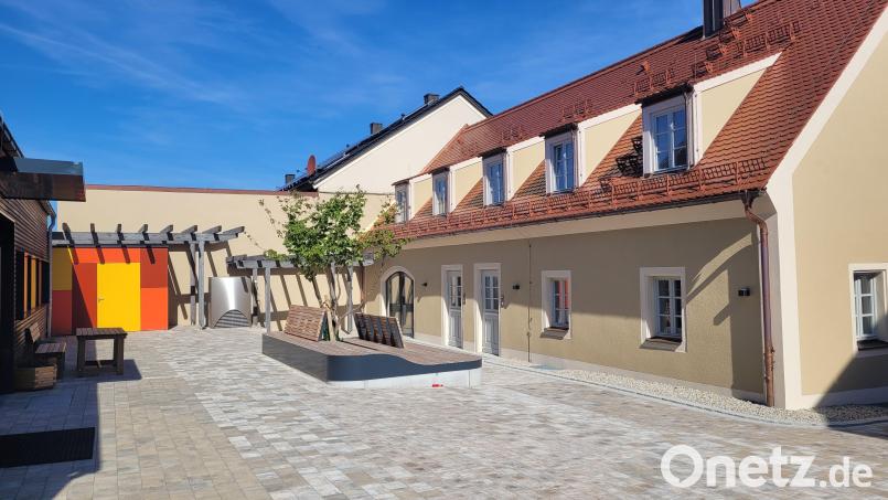 Der Innenhof des neu sanierten Generationentreffs in der Blumenstraße 22 in Plößberg: Am Dienstag, 25. Oktober, ist der Festakt zur Eröffnung. Bild: Marktgemeinde Plößberg/exb