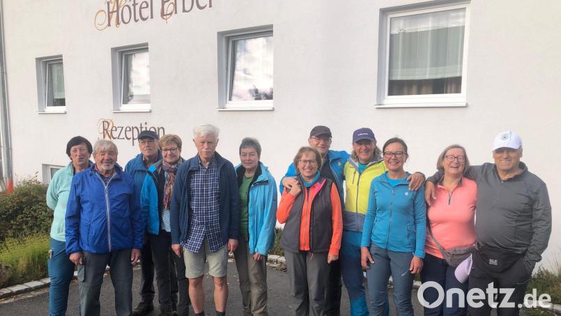 Nach ihrer zweiten Wanderetappe von Bad Abbach nach Eilsbronn stellte sich die Wandergruppe des Fichtelgebirgsverein Neusorg vor ihrer Unterkunft zu einem Erinnerungsfoto. Bild: FGV Neusorg/exb