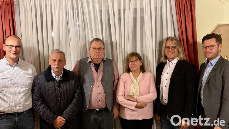 Landtagsabgeordneter Christoph Skutella (rechts) gratulierte dem Führungsteam mit (von links) Christian Gleißner, Werner Ott, Reinhard Heinrich, Christine Horn und Wolfgang Karbstein zur Wahl. Bild: FDP-Kreisverband/exb