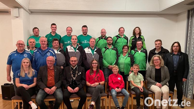 Vor allem den Jüngsten gilt die Aufmerksamkeit bei der Sportlerehrung, nachdem Emilio Joel Sauer, Erik Nachtmann und Lena Grötsch (sitzend, von rechts) große Erfolge verbuchen konnten. Bild: fjo