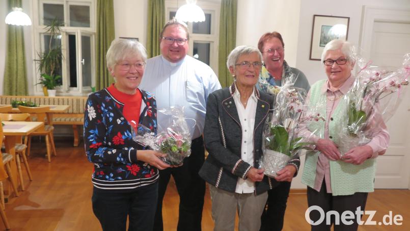 Pfarrer Sven Grillmeier und Rita Ponnath (hinten) ehrten Theresia Schenkl und Barbara Dötterl (vorne von rechts). Anna Haberkorn (vorne links) nahm für ihre Mutter Emma Müller die silberne Ehrennadel entgegen. Bild: jzk