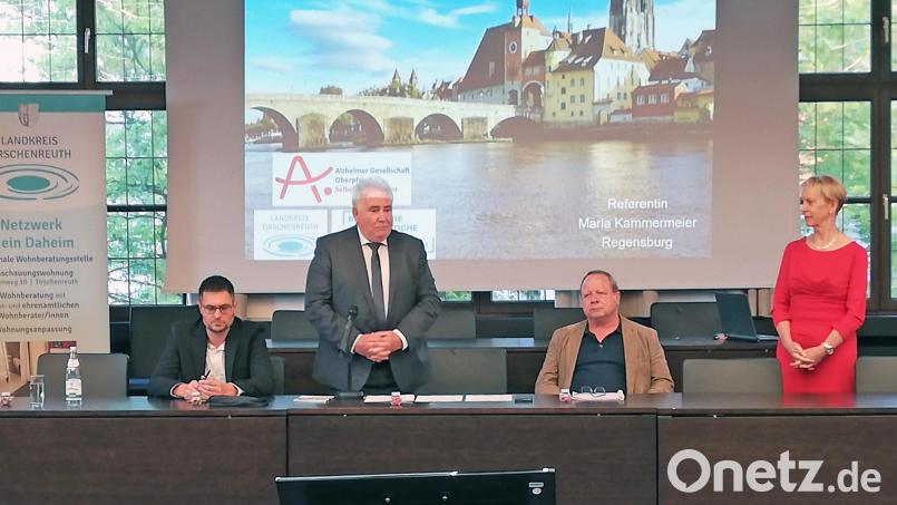 Sachgebietsleiter Tobias Gabel, Kreisseniorenbeauftragten Peter Gold und Manfred Häfner (Betreuungsstelle) waren beeindruckt vom Vortrag von Maria Kammermeier (von links). Bild: Landkreis Tirschenreuth/exb