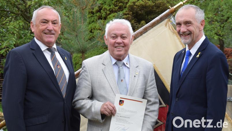 Mit der höchsten Auszeichnung des Verbandes der Reservisten der Deutschen Bundeswehr wurde der Amberger Karl &quot;Gustl&quot; Meyfeldt (Mitte) geehrt. Dazu gratulierten der Ehrenvorsitzende der Kreisgruppe Werner Gebhard (links) und der Vorsitzende der Kreisgruppe Oberpfalz Mitte, Bertram Gebhard.(rechts). Bild: bö