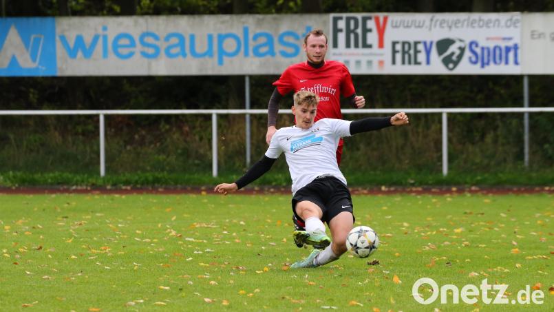 Philipp Bertsch (vorne) ist mit sechs Toren der bislang zweitbeste Torschütze des TSV Waldershof. Archivbild: Dieter Jäschke