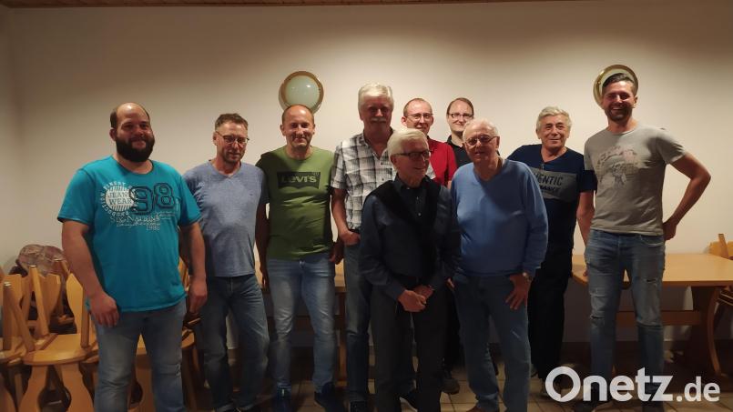 Vorsitzender Alexander Graf (ganz rechts) bleibt an der Spitze des Schachclubs. Bild: krb