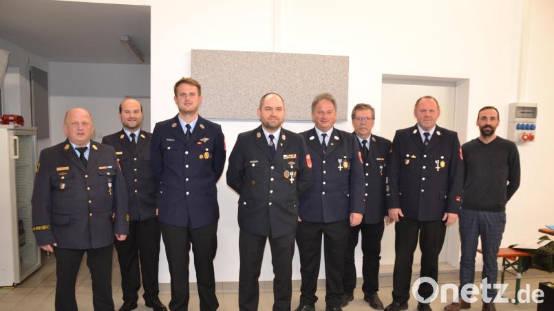 Die Feuerwehr Burgtreswitz hat zwei neue Führungskräfte. Zum 1. Kommandanten wurde Matthias Meiller (Vierter von links) und zu seinem Stellvertreter Johannes Hartinger (Dritter von links) gewählt. Bild: gi