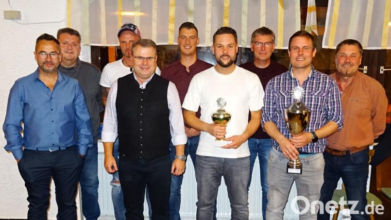 Der Tennisclub Windischeschenbach feiert seinen Saisonabschluss (von links): Tobias Kaufmann, Hubert Käck, Martin Braungart, Karlheinz Budnik, Florian Kupsch, Alexander Benner, Bernhard Birkner, Michael Benner und Thomas Benner. Bild: Bernhard Birkner/exb