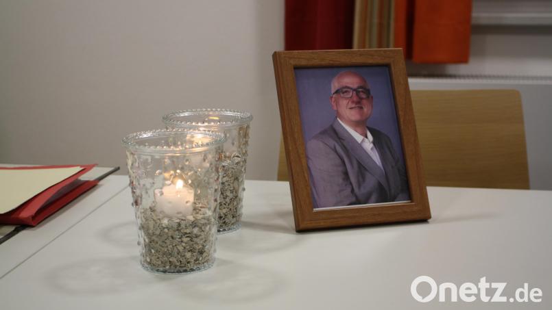 Symbolisch war er bei der Schwarzenbacher Ratssitzung noch &quot;präsent&quot;: Am 16. September ist Ulrich Hösl verstorben. Bild: bjp