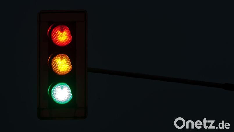 Rot oder Grün, das ist die Frage, die die Polizei nach einem Unfall in Weiden klären muss. Bild: picture alliance / dpa