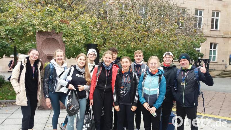 Alle Teilnehmer des P-Seminars „Von 0 auf 21“ des Stiftland-Gymnasiums Tirschenreuth erreichten das Ziel beim Sportscheck-Run Nürnberg. Bild: Stiftland-Gymnasium/exb
