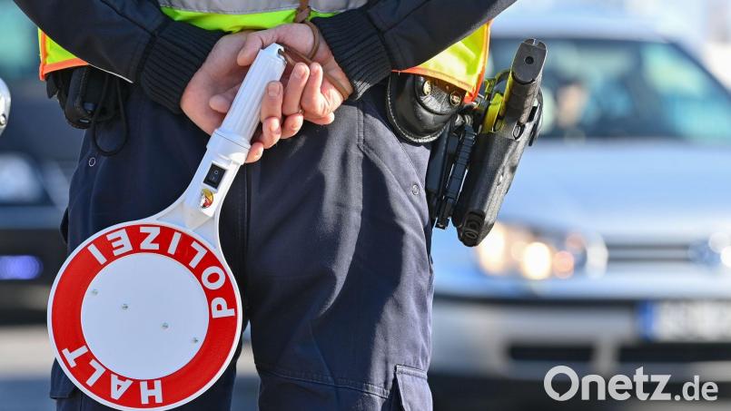 Ein Polizeibeamter hält eine Winkerkelle in den Händen. Symbolbild: Patrick Pleul/dpa-Zentralbild/ZB