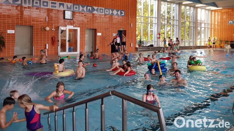 Das Moosbacher Ozon-Hallenbad gehörte einen Nachmittag den Kindern. Jede Menge Spaß war dabei vorprogrammiert. Bild: gi