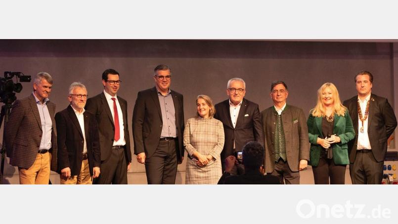 Michael Horsch (von links) moderierte den Abend. Neben ihm Roman Sorgenfrei (Lions Oberpfälzer Wald), Andreas Kneißler-Past (Rotary Club Schwandorf), Christian Schönberger (Rotary Club Stiftland), Susanne Friedrich-Kraus (Rotary Club Weiden Max-Reger), Ludwig Zitzmann (Rotary Club Weiden), Gerhard Hartfeld (Rotary Club Oberpfälzer Wald/Oberviechtach), Renate Ahrens (Lions Club Schwandorf) und Anno Beckers (Round Table Schwandorf). Bild: Elke Reinhart/exb