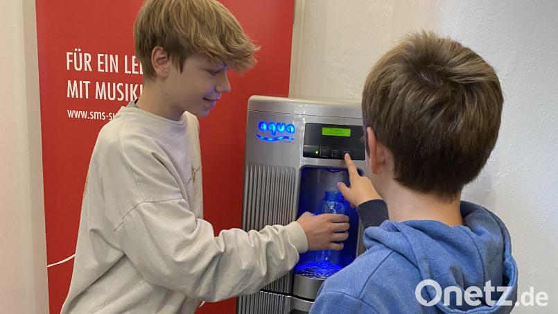 Tim (links) und Theo (rechts) testen schon mal den neuen Wasserspender im SMS-Erdgeschoss. Bild: Lisa Milyukova/SMS/exb