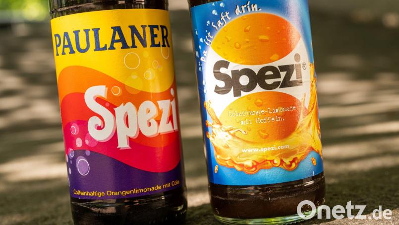 Eine Flasche des Kultgetränks &quot;Spezi&quot; (links) von der Großbrauerei Paulaner und eine Flasche &quot;Spezi&quot; der Augsburger Riegele Brauerei. Bild: Peter Kneffel/dpa